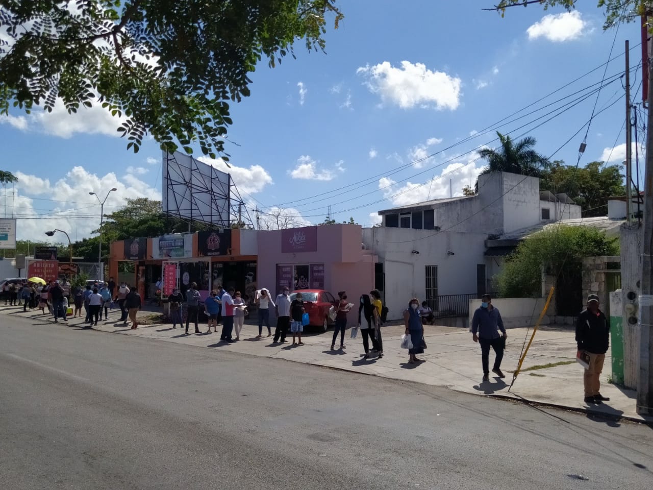 Miles de yucatecos abarrotan módulos del INE